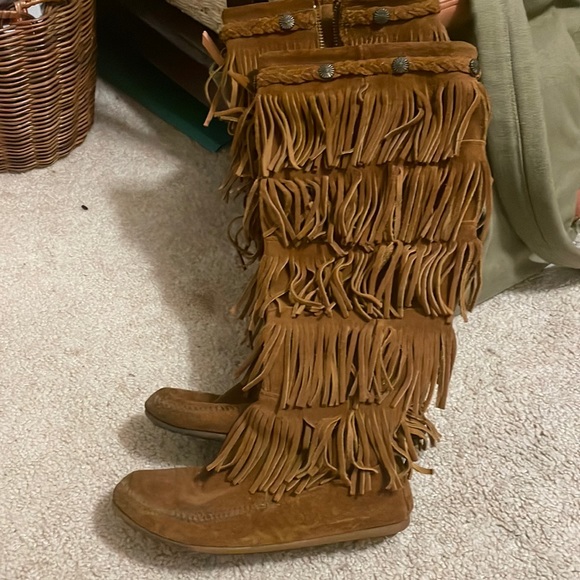 Minnetonka 5 fringe layer boot - Picture 1 of 6